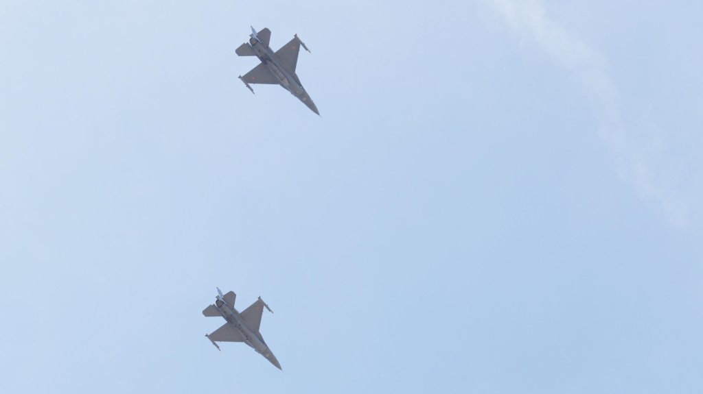 Без парад, но с изтребители F-16: България отбеляза Деня на храбростта (снимки)