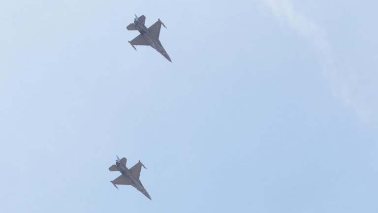 Без парад, но с изтребители F-16: България отбеляза Деня на храбростта (снимки)
