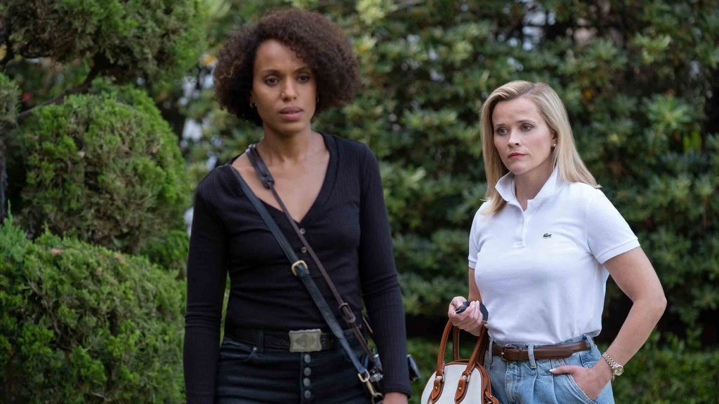 “Малки пожари навсякъде”, сезон 1
Кога: всяка сряда от 8 януари от 22:00 ч.
Къде: по Star Life
Базиран на бестселъра от Селест Инг, сериалът проследява съдбата на две коренно противоположни семейства, които по стечение на обстоятелствата се оказват съседи. Елена Ричардсън (Рийз Уидърспун) е перфектната американска домакиня. Тя живее охолно в просторен дом и е активен организатор в местните градски инициативи.
Точно до нейния дом се настанява самотната майка Мия (Кери Уошингтън), която през по-голямата част от времето си стои затворена и рисува. Мия категорично отказва да сподели какво е правила преди да се премести в къщата до семейство Ричардсън. Но когато започва временна работа при Еленa, художничката разбира, че не е единствената, която крие мрачни тайни.