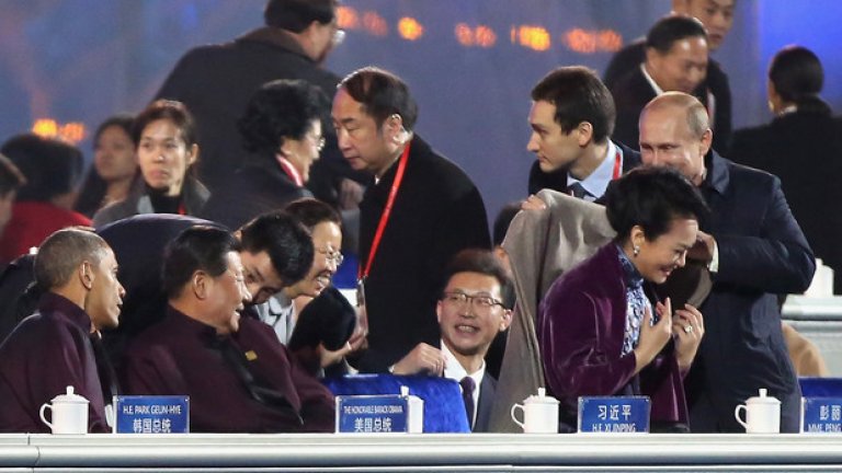 Руският президент загръща съпругата на китайския президент Си Дзинпин певицата Пън Лиюен, докато съпругът й Си Цзинпин разговаря с Барак Обама