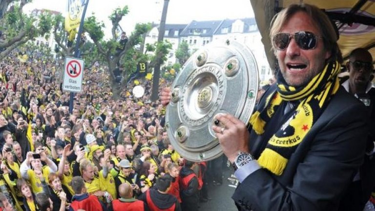 Титла! Дортмунд е шампион през 2011-а срещу исполина Байерн, а Клоп разнася Сребърната салатиера на парада из улиците на града.