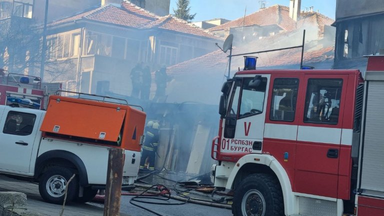 Масивен пожар пламна в жилищна кооперация в Бургас