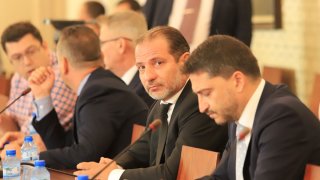 Аргументът е, че институциите не работят на пазарен принцип, а в обществена полза.