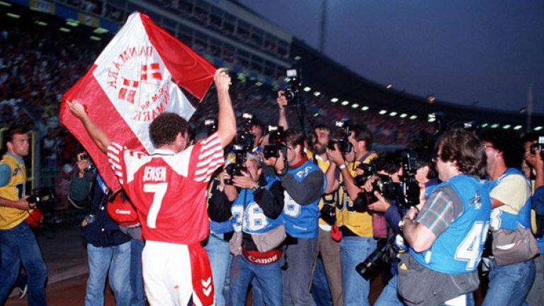 Джон Йенсен вее датското знаме след приказката от 1992 г., когато "динамитът" избухна и спечели европейската титла. Дания не трябваше да играе на това първенство, но УЕФА изхвърли Югославия от турнира.