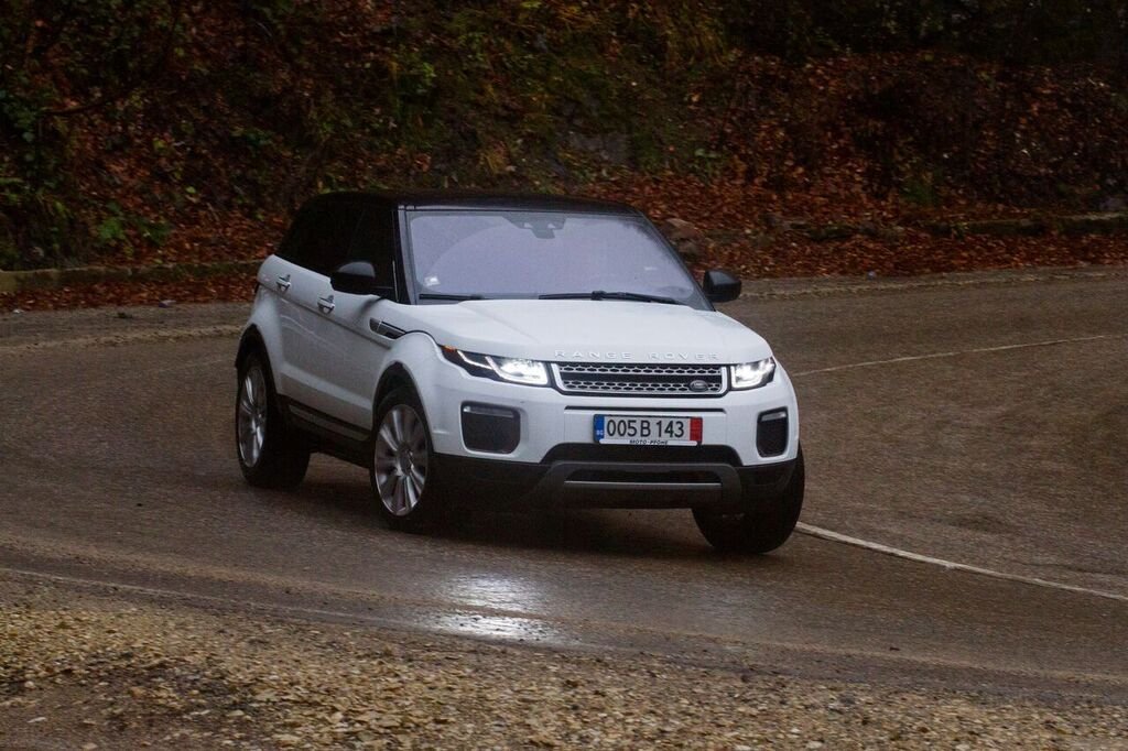 Моделът Evoque е първият Land Rover, който се предлага с full-LED адаптивни предни фарове, осигуряващи превъзходна видимост нощем