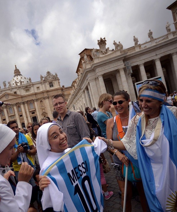 В деня на финала, на неделната служба на площад "Сан Пиетро" във Ватикана, имаше хиляди аржентинци, които размахваха знамена и фланелки на Меси.