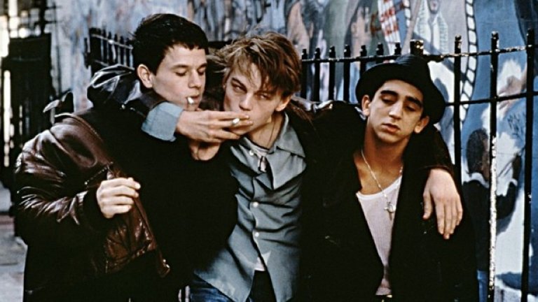 24. "Баскетболните дневници" (The Basketball Diaries, 1995)

Във филма Ди Каприо изглежда досущ като младия Марлон Брандо, когато се вживява в ролята на обещаваща училищна баскетболна звезда, изпадаща до нивото на уличен наркоман. Въпреки че сюжетът е твърде клиширан и сълзлив, с тази роля, на публиката й става ясно, че има пред себе си актьор, готов да поеме сериозни рискове и да изиграе всичко.