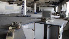 Разхвърляни архиви, празни зали, избледнели туристически плакати и разкъсани карти - "Еликон" е един малък Припят в Гърция