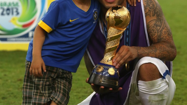 Енцо е с по-силен десен крак, за разлика от татко си, но между двамата има достатъчно сходства