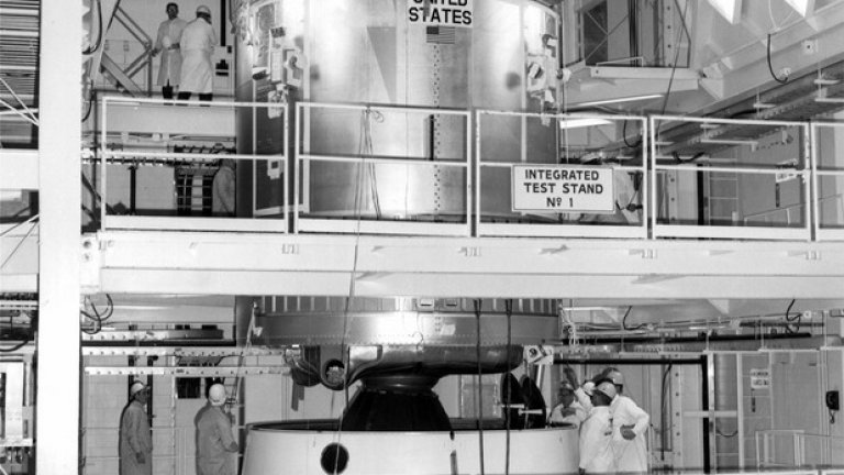 11 април - местят командния модул в космическия кораб