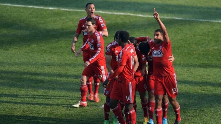 Предсезонната подготовка на Далас Торнадо през 1967-а година. Ако има нещо, което е тотално откачено, то това е именно турнето да този отбор, което най-вероятно е причинило сериозни психически поражения на играчите. Мачове срещу 11-те най-добри на Пакистан, Индия и Китай. Двубой срещу Сингапур и срещу военновъздушните сили на Иран в разгара на войната във Виетнам.