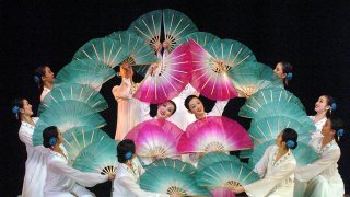 Възхваляващи лидерите песни и масови танци възпитават обществото в единност и вярност към нацията