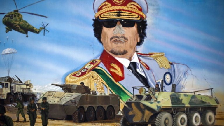 Защо много хора си спомнят с носталгия за диктатора Муамар Кадафи, когото приживе наричаха "зло куче", преди да го екзекутират публично?

На снимката: графит в Триоли, август, 2011-та (Кадафи беше убит на 20 октомври 2011-та)