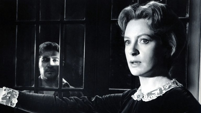 3.“Невинните” (1961 г.) 
Оценка в IMDb: 7,7 от 10 звезди
Класическият хорър проследява млада гувернантка, която започва работа в отдалечено английско имение. Тя е наета да се грижи за две деца, но малко след като се запознава с тях, гувернантката започва да се съмнява, че малчуганите са обсебени от зли сили.