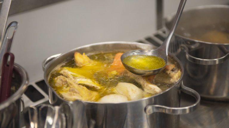 5. След като виното се е изпарило напълно и видите, че няма повече течност, може да добавите доматите. Може да не слагате цялото количество, преценете колко доматено го искате.
Оставете да къкри около 5 минути и добавете пилешкия бульон (ако нямате, добавете вода и кубче бульон, няма нищо срамно, и аз ползвам ).