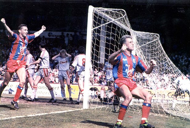 Познавате ли този футболист? Настоящият мениджър на Нюкасъл Алан Пардю изживява най-знаменития си миг като играч, след като отбелязва победния гол за Кристъл Палас в добавеното време на полуфинала за ФА къп през 1990-а срещу Ливърпул на "Вила парк". Палас печели с 4:3 и достига до финал, където среща Манчестър Юн. Първият мач завършва 3:3, но в преиграването "червените дяволи" печелят с 1:0 с гол на Лий Мартин. Това е първият трофей на Сър Алекс начело на Юнайтед!