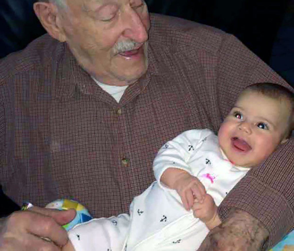 91 годишен дядо със своето 91-дневно внуче