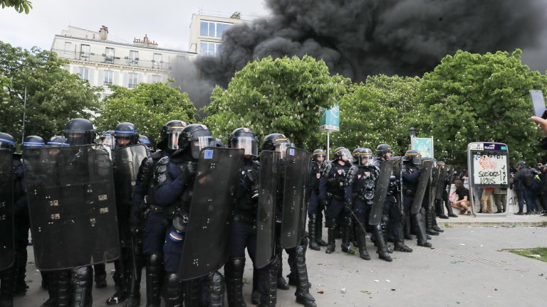 Стотици арестувани, палежи и сълзотворен газ за Деня на труда във Франция