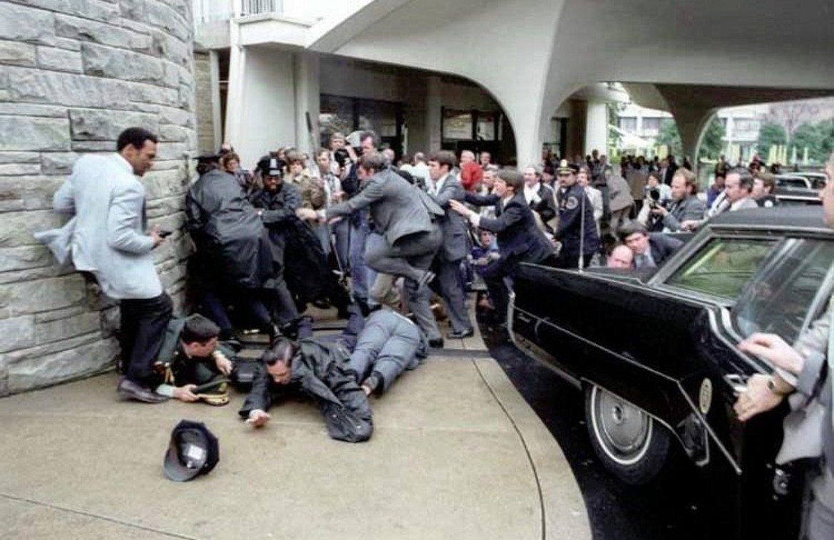 6. Роналд Рейгън
(президент на САЩ в периода 1981-1989 г.)

На 30 март 1981 г. Роналд Рейгън излиза от хотела "Хилтън" във Вашингтон, когато срещу него е открит огън. Той и трима други са ранени. Американският президент е улучен от един куршум, който чупи едно от ребрата му и пробива белия му дроб. Въпреки това Рейгън се възстановява бързо. Ранени са и говорителят на Белия дом, един охранител от "Сикрет сървис" и един полицай. Всички оцеляват, но прессекретарят Джеймс Брейди получава увреждане на мозъка и остава инвалид до края на дните си.

Стрелецът - Джон Хинкли-младши, има странен мотив - целта на нападението е да впечатли актрисата Джоди Фостър, която той е гледал в излезлия няколко години по-рано филм "Шофьор на такси". По време на съдебния процес той е оневинен, тъй като е определен от съда за невменяем. Хинкли е вкаран в психиатрична клиника, в която остава до 2016 г., когато е освободен.