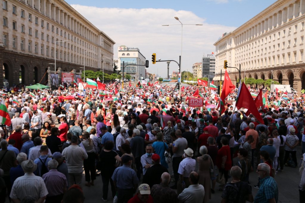 Протестиращите се събраха пред сградата на Министерски съвет.