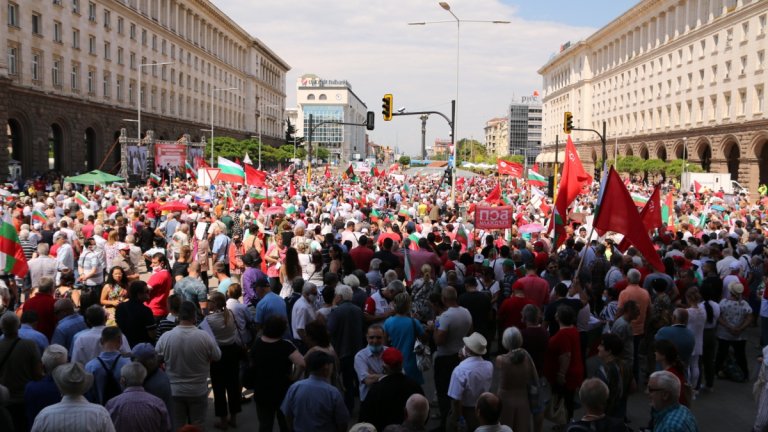 Протестиращите се събраха пред сградата на Министерски съвет.
