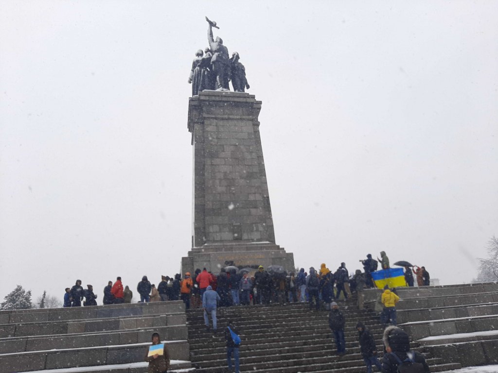 Протестът пред МОЧА: Украински знамена и надписи, които ще се пазят (Видео)