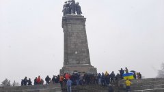 Протестът пред МОЧА: Украински знамена и надписи, които ще се пазят (Видео)