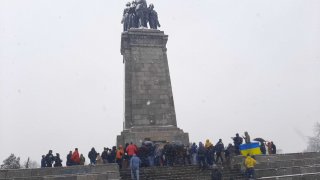 Това е станало с дрон, а боя има върху една от фигурите