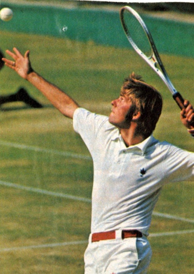 7. Роско Танер - 246.2 км/ч

Американецът Роско Танер влезе в историята на тениса като шампион на Аустрелиън оупън от 1977 г., финалист на "Уимбълдън" през 1978-а и като единственият тенисист, реализирал сервис от над 150 мили в час (246.2 км/ч) през XX век.