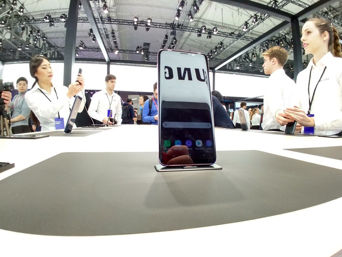 Samsung S9 и S9+

Голямата звезда на шоуто, новият флагман на Samsung е в центъра на прожекторите. Това е най-важният телефон, анонсиран на конгреса, и не трябва да се изненадваме предвид успеха на S8 миналата година, признат за един най-добрите модели на 2017-а що се отнася до технологии, цена и достъпност. 

Тази година със S9 и S9+ корейският гигант са оправили някои от нещата, за които бяха най-критикувани. Сензорът за пръстовия отпечатък вече не е до камерата, а под нея и това означава край на отпечатъците от пръсти по обектива. Звукът вече е стерео, като от компанията са намерили място за още един говорител отпред (един горе на телефона и един долу), което е супер за потребителите, които обичат да гледат видео в ръцете си. Звукът е доста по-силен, а благодарение на партньорството с Dolby Atmos наподобява кино усещането. В отговор на анимоджитата на Apple и 3D селфитата на Sony, Samsung представиха и AR емоджи, което представя ваша анимирана версия, която дори може да следи лицевите ви движения. 

Но не това е най-важното, камерата на S9 и на S9+ е с няколко нови много полезни технологии. Благодарение на т.нар. Dedicated RAM памет, имплементирана директно в чипа на камерата, имате възможност да правите slow motion видео с 960 кадъра в секунда, да снимате по-бързо и да избирате от няколко кадъра (малко преди и малко след като натиснете бутона). Освен това е първият телефон, който ще се предлага в България (и втория на Samsung) с двойната бленда Samsung Dual Aperture (F1.5 - F2.4), която механично променя това колко светлина да приеме, за да можете да правите хубави снимки както на тъмно, така и на светло. Умният асистент на компанията Bixby става все по-практичен и функцията на Google Translate, която превежда текст от снимка, вече е вградена директно в камерата на Samsung. 

И докато 5.8 инчовият S9 идва само с една камера, по-големият S9 с 6.2 инча екран има две - една широкоъгълна и една с телеобктив.



Двата телефона вече са налични за предварителна поръчка и в трите български оператора като според плана, с който ги вземате, най-ниската цена за S9 е 1020 лв. 

И да не забравим - двата телефона вече се предлагат и в лилаво.

