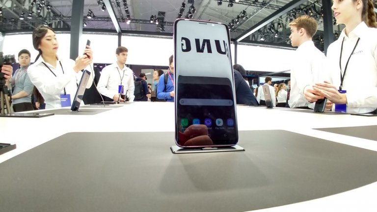 Samsung S9 и S9+
Голямата звезда на шоуто, новият флагман на Samsung е в центъра на прожекторите. Това е най-важният телефон, анонсиран на конгреса, и не трябва да се изненадваме предвид успеха на S8 миналата година, признат за един най-добрите модели на 2017-а що се отнася до технологии, цена и достъпност. 
Тази година със S9 и S9+ корейският гигант са оправили някои от нещата, за които бяха най-критикувани. Сензорът за пръстовия отпечатък вече не е до камерата, а под нея и това означава край на отпечатъците от пръсти по обектива. Звукът вече е стерео, като от компанията са намерили място за още един говорител отпред (един горе на телефона и един долу), което е супер за потребителите, които обичат да гледат видео в ръцете си. Звукът е доста по-силен, а благодарение на партньорството с Dolby Atmos наподобява кино усещането. В отговор на анимоджитата на Apple и 3D селфитата на Sony, Samsung представиха и AR емоджи, което представя ваша анимирана версия, която дори може да следи лицевите ви движения. 
Но не това е най-важното, камерата на S9 и на S9+ е с няколко нови много полезни технологии. Благодарение на т.нар. Dedicated RAM памет, имплементирана директно в чипа на камерата, имате възможност да правите slow motion видео с 960 кадъра в секунда, да снимате по-бързо и да избирате от няколко кадъра (малко преди и малко след като натиснете бутона). Освен това е първият телефон, който ще се предлага в България (и втория на Samsung) с двойната бленда Samsung Dual Aperture (F1.5 - F2.4), която механично променя това колко светлина да приеме, за да можете да правите хубави снимки както на тъмно, така и на светло. Умният асистент на компанията Bixby става все по-практичен и функцията на Google Translate, която превежда текст от снимка, вече е вградена директно в камерата на Samsung. 
И докато 5.8 инчовият S9 идва само с една камера, по-големият S9 с 6.2 инча екран има две - една широкоъгълна и една с телеобктив.
Двата телефона вече са налични за предварителна поръчка и в трите български оператора като според плана, с който ги вземате, най-ниската цена за S9 е 1020 лв. 
И да не забравим - двата телефона вече се предлагат и в лилаво.