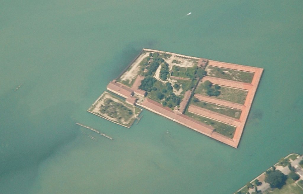 Isola_Lazzaretto_Vecchio_from_the_air