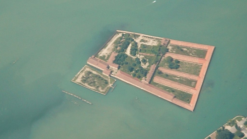 Isola_Lazzaretto_Vecchio_from_the_air