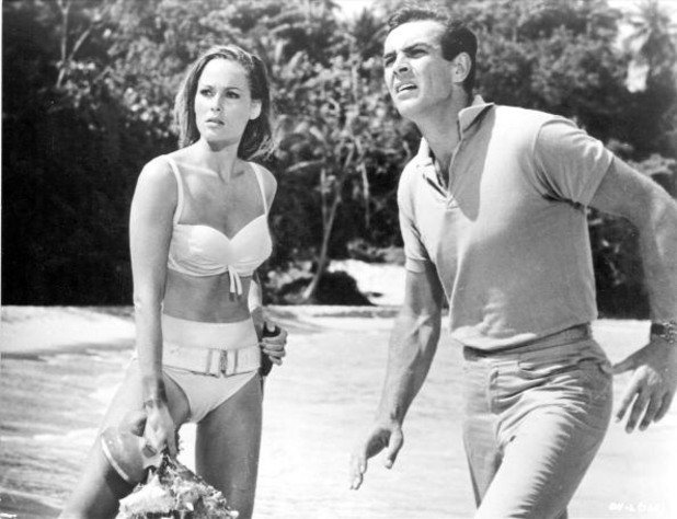 Урсула Андрес като момиче на Бонд и Шон Конъри като Бонд в един от първите филми през 1962-ра "Доктор Но", режисиран от Терънс Йънг. Швейцарската актриса носи бикини като момиче на Бонд - революция за киното