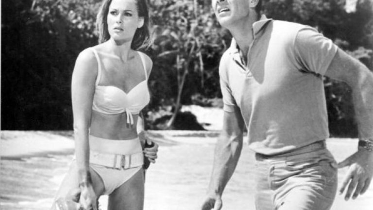 Урсула Андрес като момиче на Бонд и Шон Конъри като Бонд в един от първите филми през 1962-ра "Доктор Но", режисиран от Терънс Йънг. Швейцарската актриса носи бикини като момиче на Бонд - революция за киното