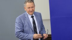 Кацаров: Няма да има пари за медиците на първа линия през август