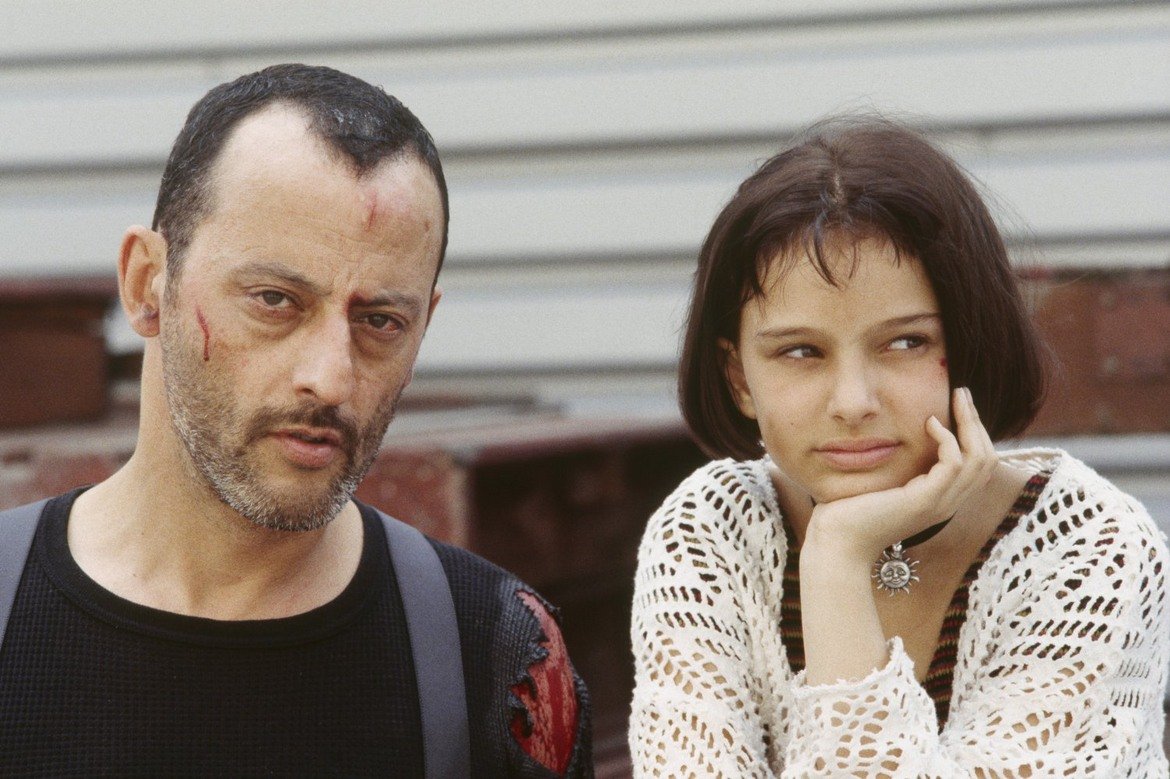  "Леон" - 1994 година 

Освен стилно изглеждащ, френският филм представя една необичайна история: 12-годишно момиче, което остава сирак (изиграно от малката Натали Портман), намира убежище при самотен наемен убиец (Жан Рено). 

Както повечето филми на десетилетието, "Леон" е изпълнен с насилие, но също така в него има много сърдечност и обич. Не разчитайте на хепи енд.