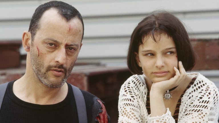  "Леон" - 1994 година 

Освен стилно изглеждащ, френският филм представя една необичайна история: 12-годишно момиче, което остава сирак (изиграно от малката Натали Портман), намира убежище при самотен наемен убиец (Жан Рено). 

Както повечето филми на десетилетието, "Леон" е изпълнен с насилие, но също така в него има много сърдечност и обич. Не разчитайте на хепи енд.