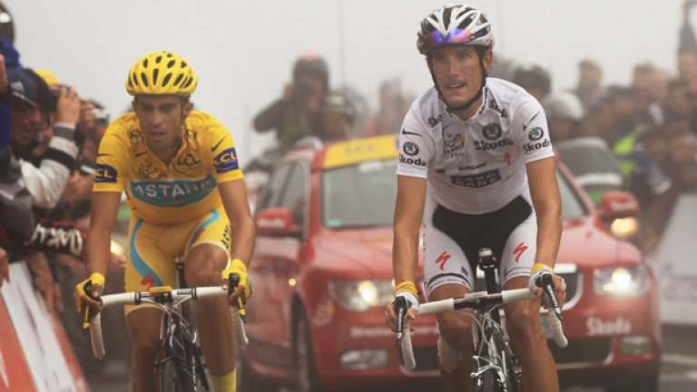 Алберто Контадор (с жълтата фланелка) не позволи на Шлек да се измъкне напред в последния планински етап