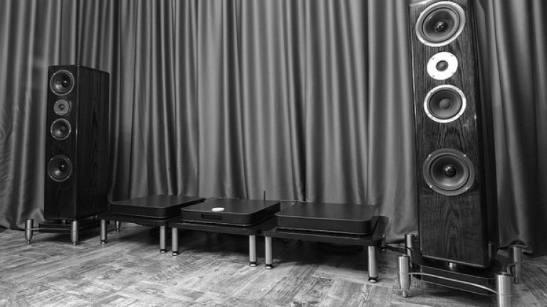 За да стигне дотам да създава собствени системи, Звукомир е слушал различни компоненти, от различни системи, от различни серии и от различни години. Другото основно за него е било да слуша жива музика