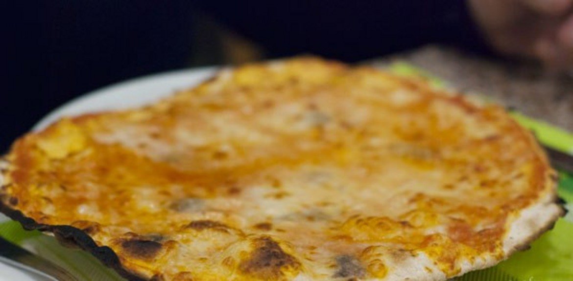 Кръгла римска пицаВтората по известност италианска пица след неаполитанската е римската. Тя се отличава с хрупкавото си тесто. Отново пицата е тънка, но най-характерна е хрупкавата коричка по краищата. Тя се получава вследствие на зехтина, който се слага в тестото.