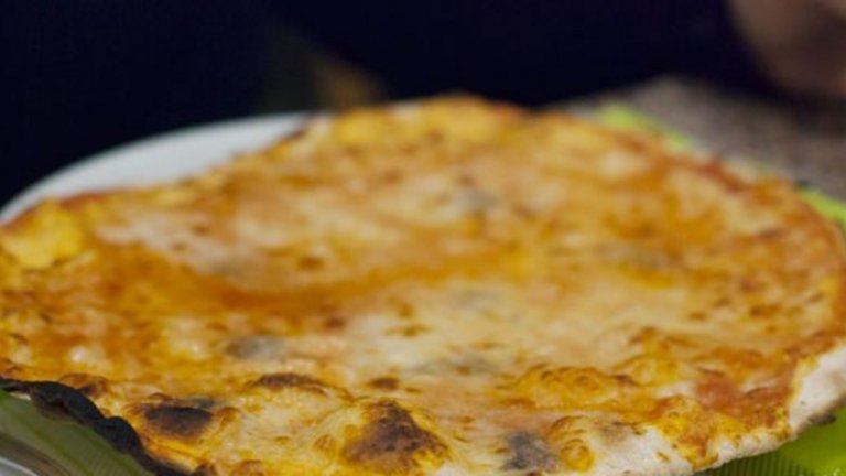 Кръгла римска пицаВтората по известност италианска пица след неаполитанската е римската. Тя се отличава с хрупкавото си тесто. Отново пицата е тънка, но най-характерна е хрупкавата коричка по краищата. Тя се получава вследствие на зехтина, който се слага в тестото.