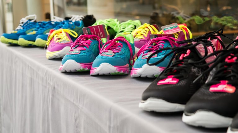 Маратонките - когато по-цветни означава по-актуални 
Ако ще спортувате това лято, ще забележите колко много тичащи в парка са избрали цветните маратонки. Дали ще бъде само в един ярък цвят, или в повече от един, помнете - неонът в маратонките е модерен. Комбинират се с едноцветна тениска. Колкото повече цветове има в маратонката, толкова повече тениски можете да облечете с тях.
Иначе това лято може да изберете и леко задигнати маратонки с груби подметки или такива тип "чорапи".