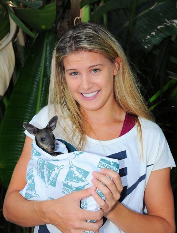 В Австралия нещата вече потръгнаха с полуфинал, а чаровната Бюшар намери време да позира и с малко кенгуру - както си повелява традицията на Зеления континент. 