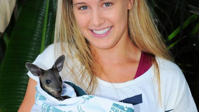 В Австралия нещата вече потръгнаха с полуфинал, а чаровната Бюшар намери време да позира и с малко кенгуру - както си повелява традицията на Зеления континент. 