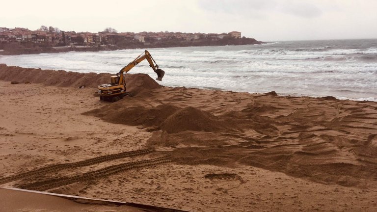 Преди седмица пясъчната дига на централния плаж в Созопол бе съборена, а концесионерът на зоната, наредил изграждането й, ще бъде глобен
