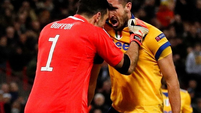 Снимката на вечерта е на радостните Джиджи Буфон и Джорджо Киелини, които си крещят след важно изчистване на капитана