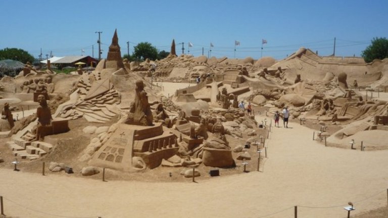 Пясъчният фестивал в Португалия се разпростира на огромна площ пясъчна ивица край океана. Всяка година над 60 артиста използват над 35 000 тона пясък, за да създадат над 50 огромни скулптури