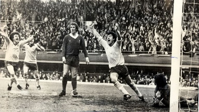 1980 г., Арсенал - Ливърпул 1:0 (четвърти мач)Брайън Талбът се радва на гола, прекратил най-дългия полуфинален маратон в историята на турнира. В Ковънтри Арсенал бие, след като предишните три опита са завършили 0:0, 1:1 и 1:1. Полуфиналната битка на двата големи клуба продължава близо месец.