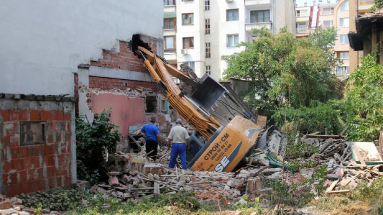 Машината се срутила, докато разчиствала строителен терен в съседство